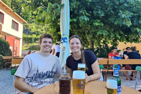 gaeste-biergarten-lachen